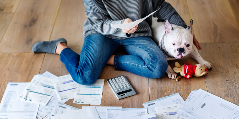 Femme endettée avec son chien