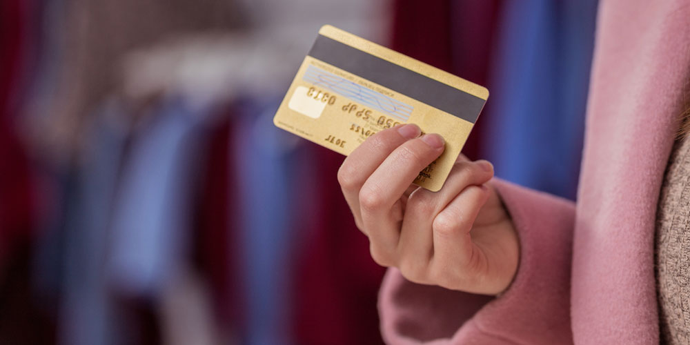 Femme avec une carte de crédit