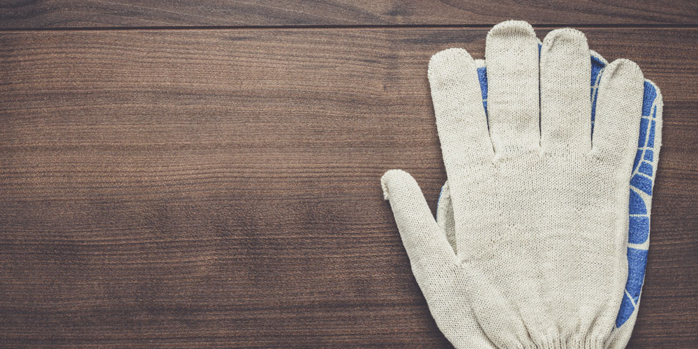 Gants sur une surface en bois