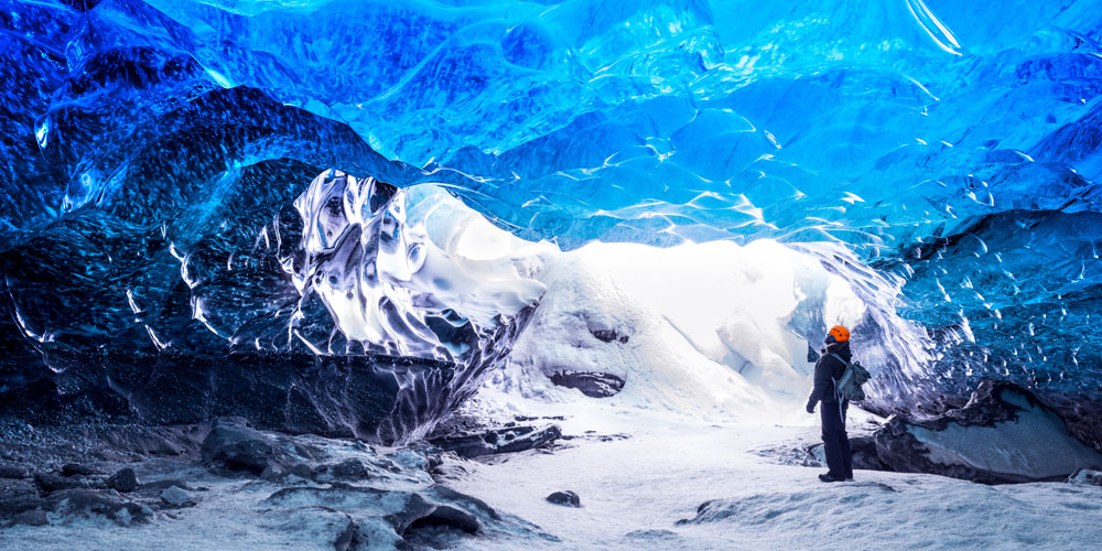 Explorateur dans une caverne de glace