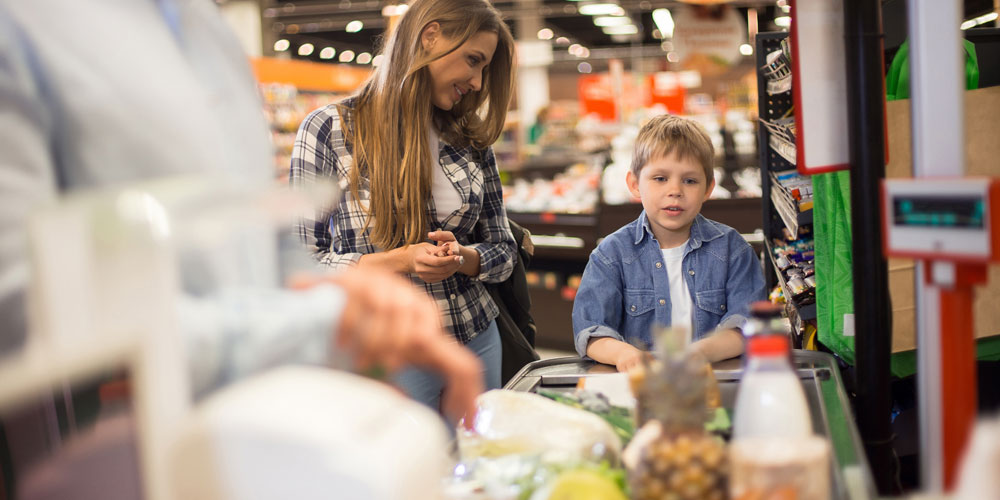 Mère et fils à l'épicerie