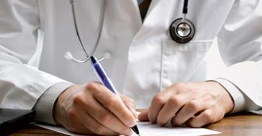medecin-qui-consigne-a-l-ecrit