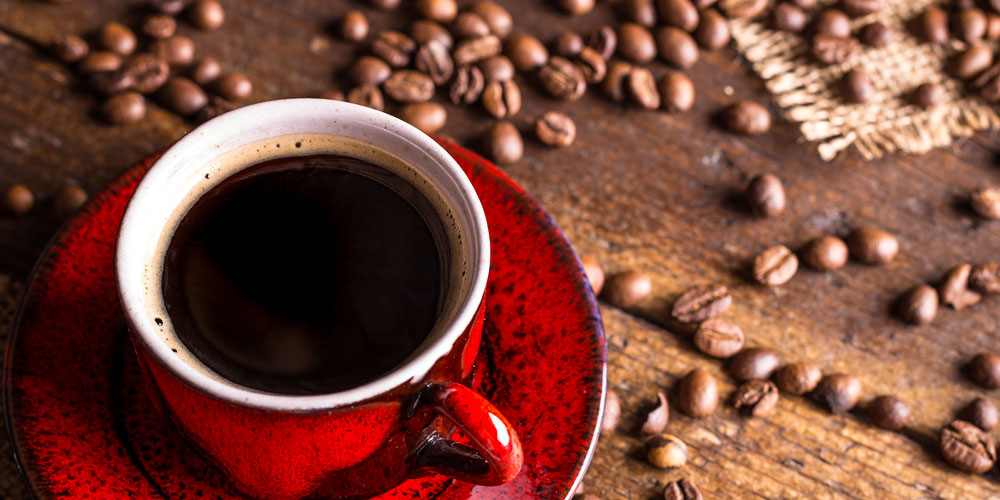 Café dans une tasse rouge