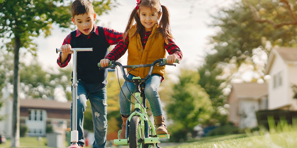 Enfants qui jouent ensemble dehors en automne