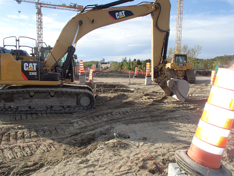 machinerie-lourde-pour-la-construction-du-carrefour-st-romuald-3