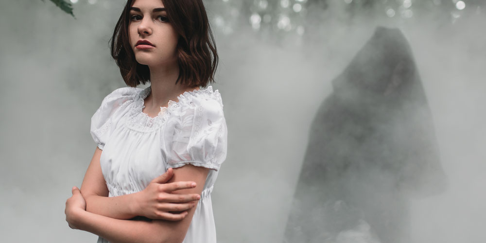 Femme qui côtoie une ombre