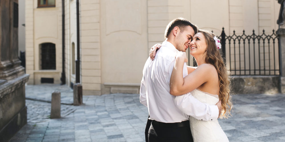 Couple heureux dans la rue