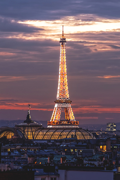 tour-eiffel-spectaculaire-au-coucher-de-soleil