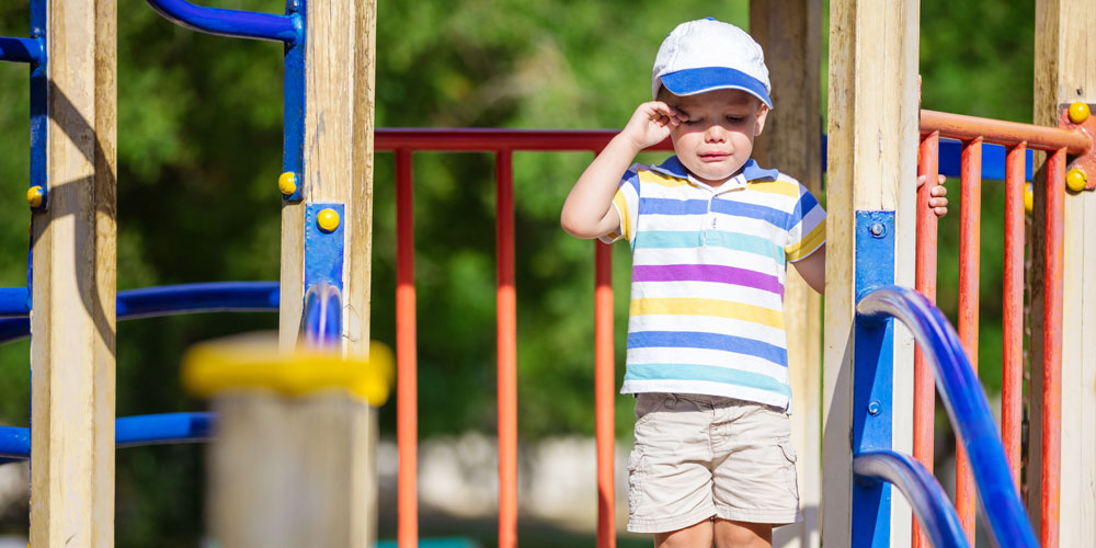 Enfant en détresse au parc
