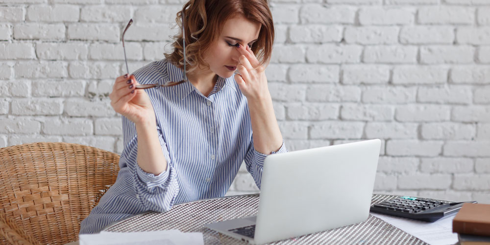 Femme découragée devant son portable