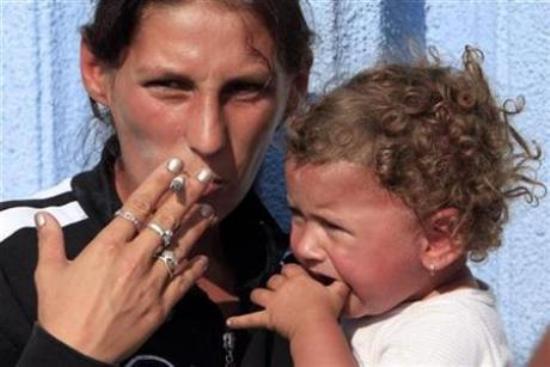 femme-qui-fume-en-presence-de-son-enfant