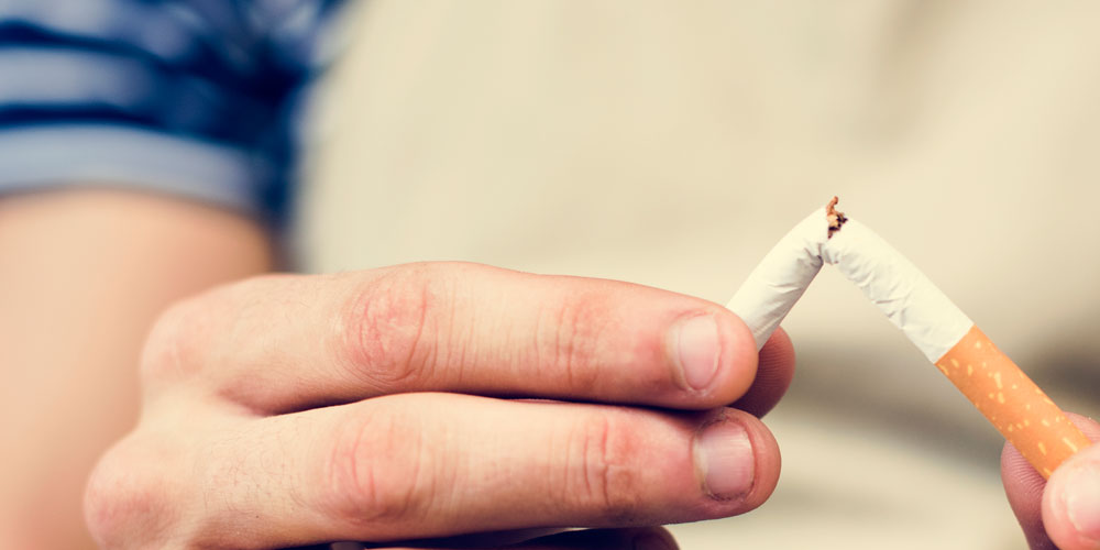 Fumeur qui casse sa cigarette