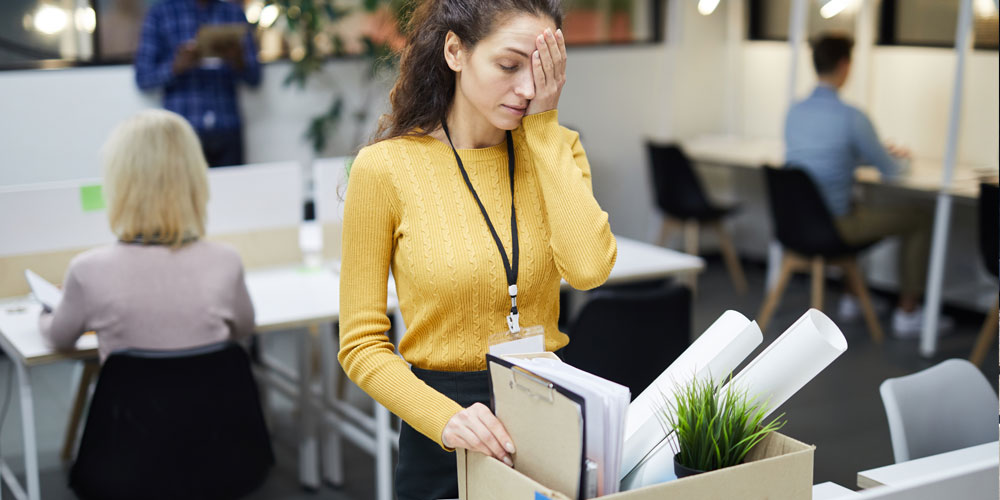 Femme qui vient de perdre son emploi