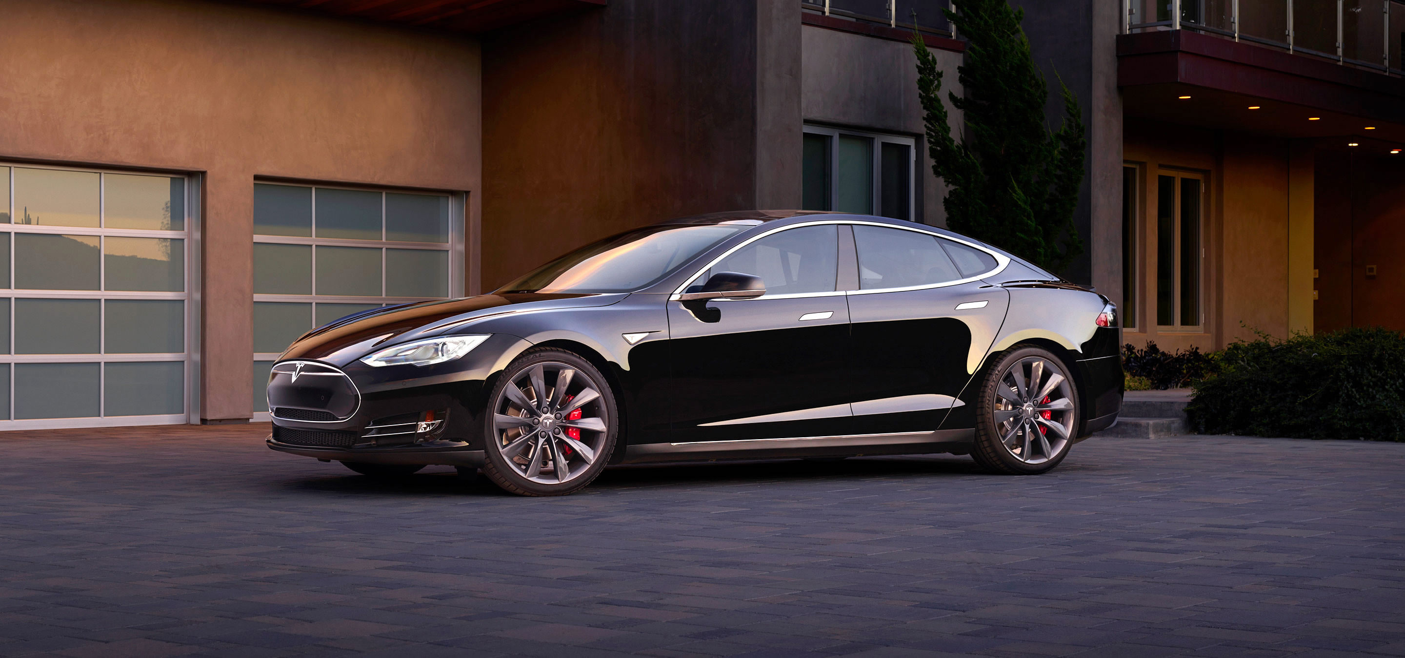tesla-modele-s-devant-la-maison