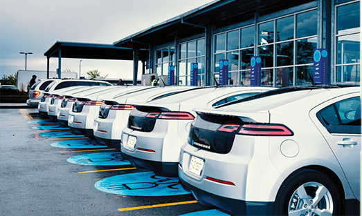 vehicules-electriques-devant-des-bornes
