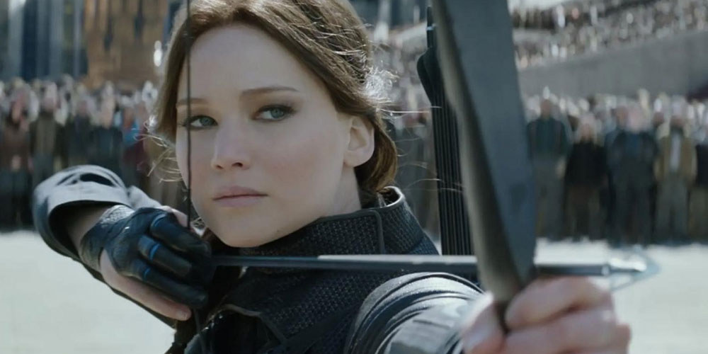 Héroïne qui s'apprête à tirer de l'arc à Panem
