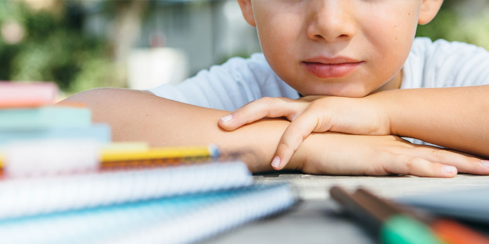 Enfant qui regarde ses livres