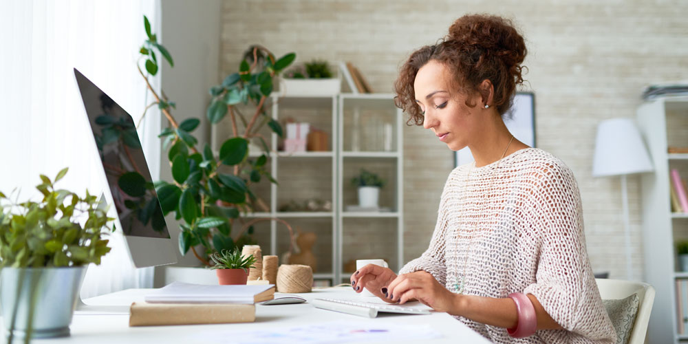 Femme qui travaille de la maison