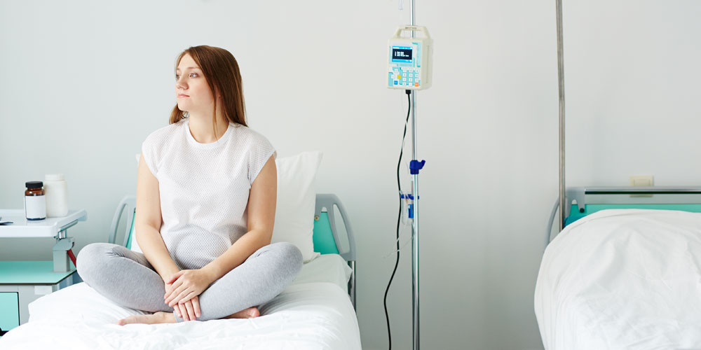 Femmes sur son lit d'hôpital